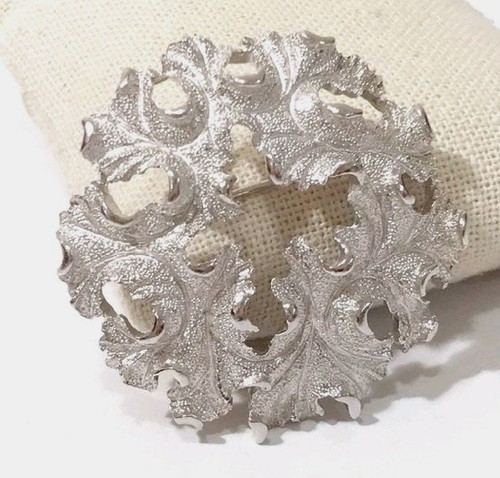 Broche prendedor corona trifari vintage tono plata con volantes y textura   - Imagen 3 de 6