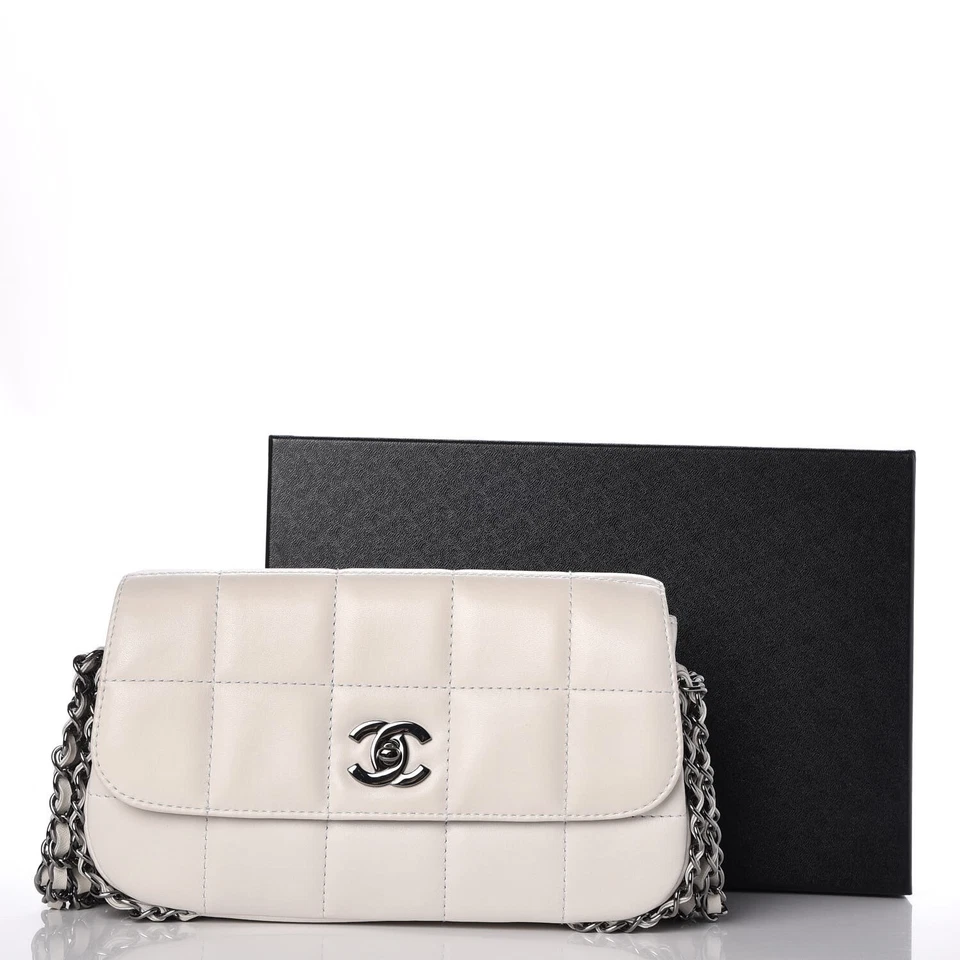 RARE CHANEL Collector’s Item 1994 White 5 chain strap flap bag - Image 3 of 4