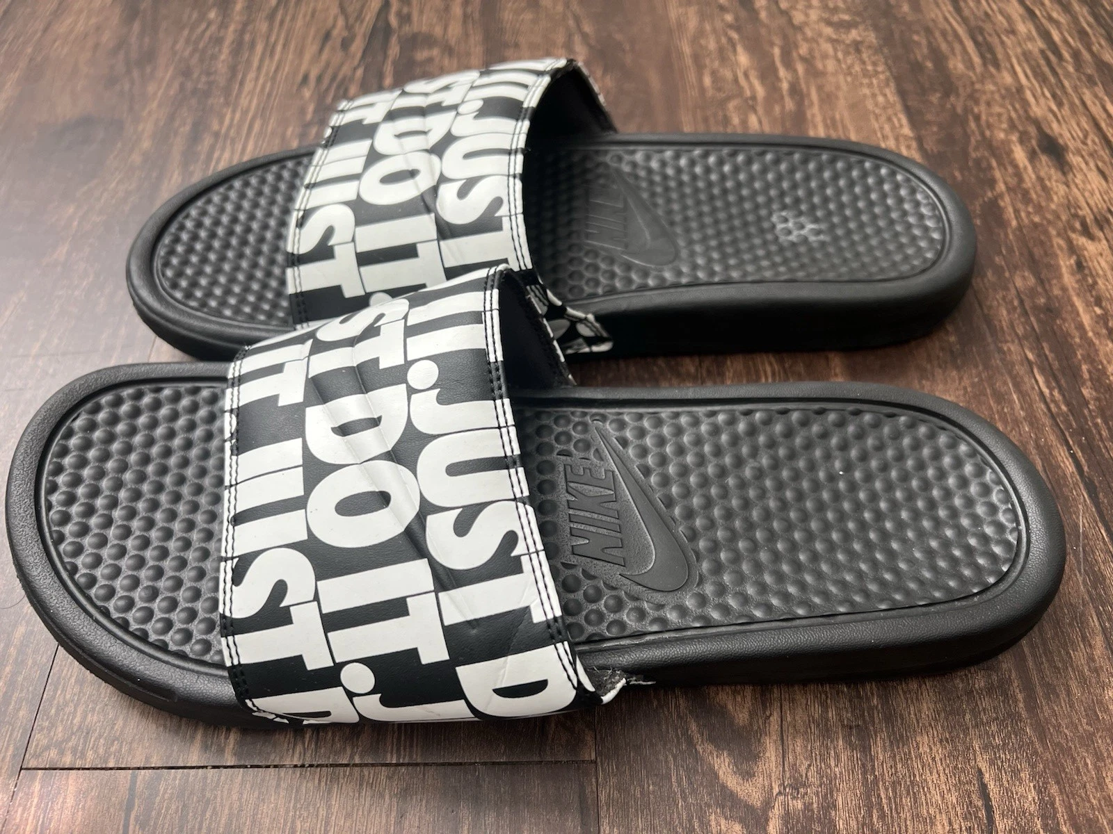 Nike Benassi JDI scivoli slip on stampa logo uomo taglia 11 nero bianco 631261 024