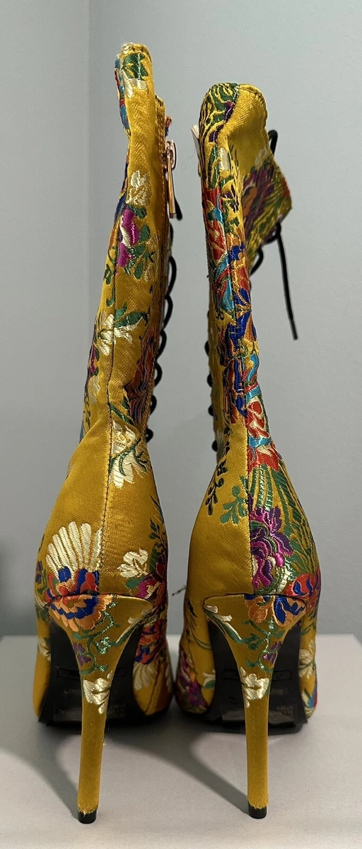 Botas para mujer Anne Michelle bordadas de oro amarillo florales de satén talla 6,5 NUEVAS