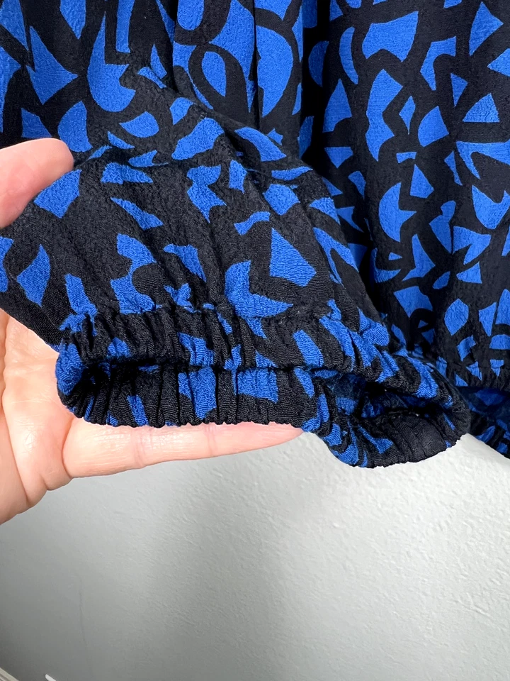 Blusa para mujer Burberry Brit con estampado negro y azul talla grande Foto 2 de 4