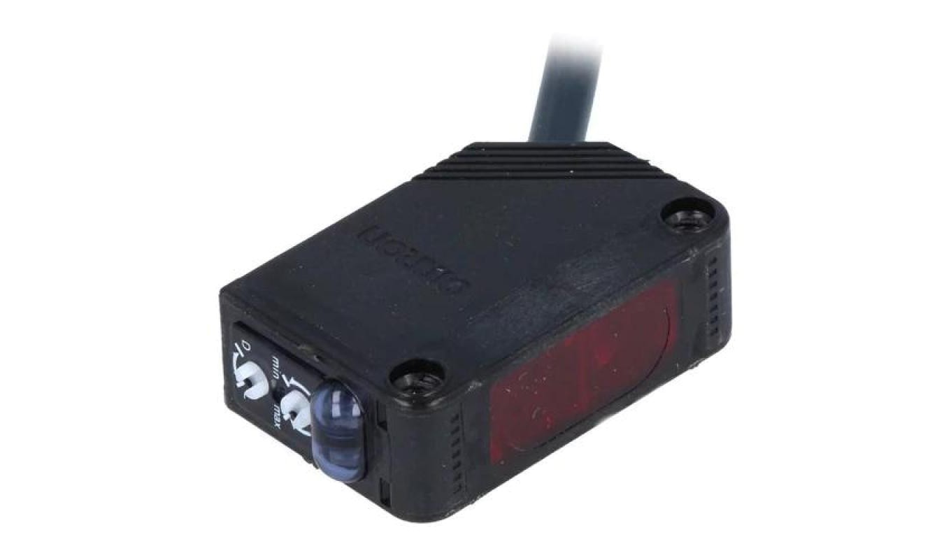 Photoelectric Sensor with 5100mm Range PNP E3Z-D81 2M