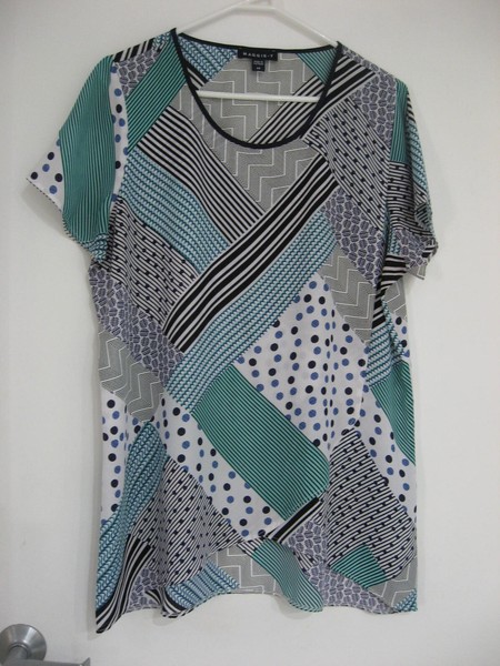 MAGGIE T SHORT SLEEVE MULTICOLORED TUNIC TOP WITH CROSSOVER FRONT SIZE 12