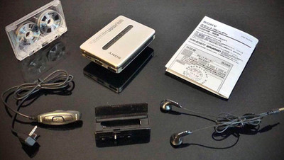 SONY WM-EX677 1999 W/accessories Silver Walkman Cassette Player