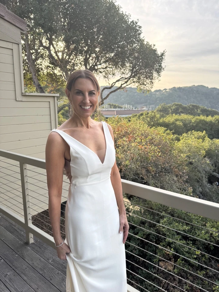 Alexandra Grecco Stevie Wedding Gown, 100% Silk, Stunning In Any Setting! $425 - Image 3 of 4