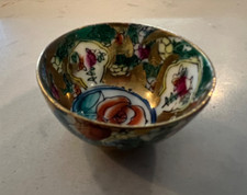 Coupe à saké porcelaine médaillon famille rose miniature chinoise peinte main dorée