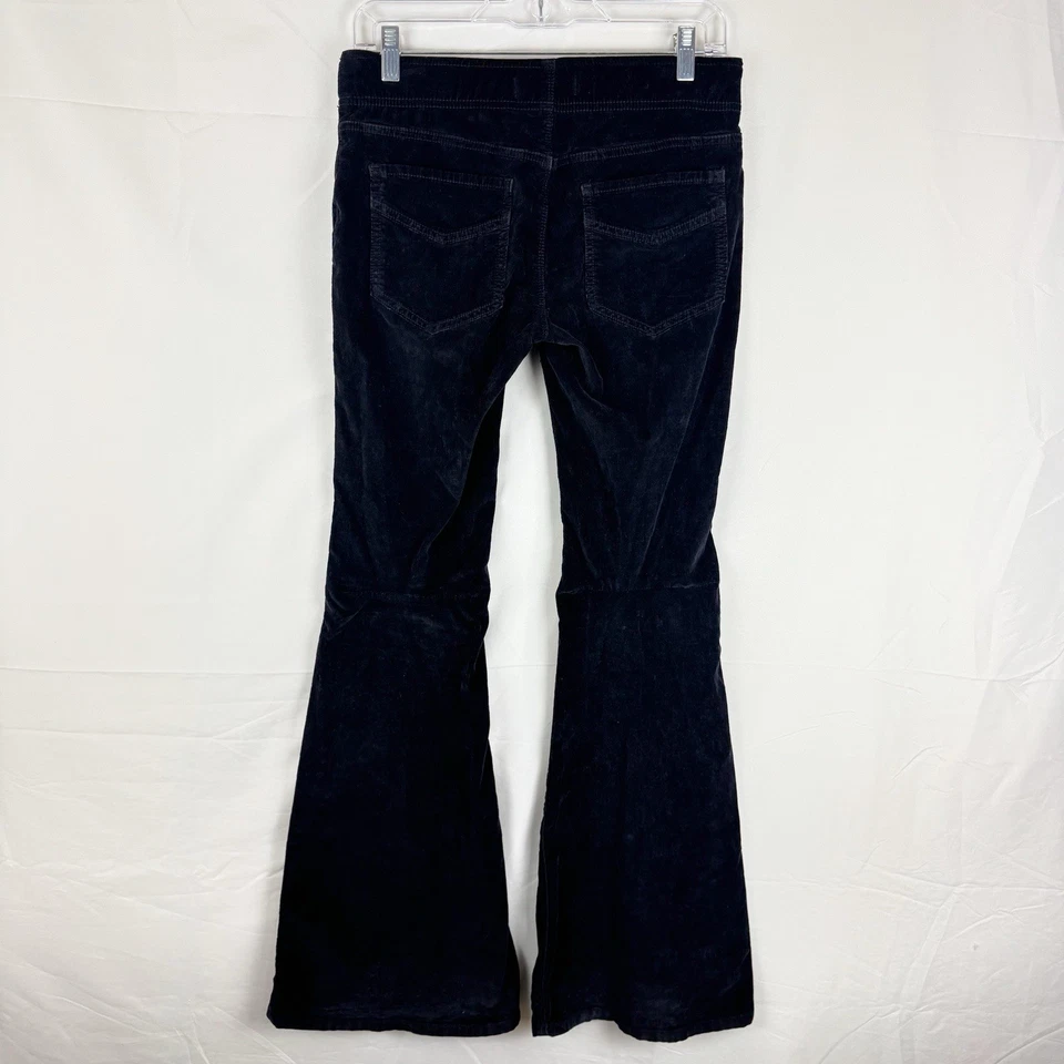 Calça We the Free Veludo Flared Tamanho 27 Curta Preta Boêmia Pull On - Imagem 2 de 4