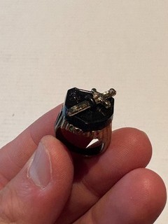 VINTAGE 1950s Plastic Premium Vending Machine Ring w/ GOLD SWORD Dagger Gumball