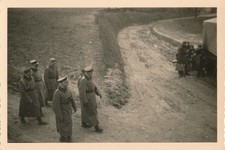 Foto WK2 Offiziere im Mantel auf Feldweg Soldaten bei Fahrzeug &Uuml;bung AR 215 X309
