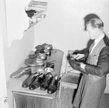 Basle Hotel drei Konige 1954 shoe cleaner 1950s Swiss German Old Photo 1