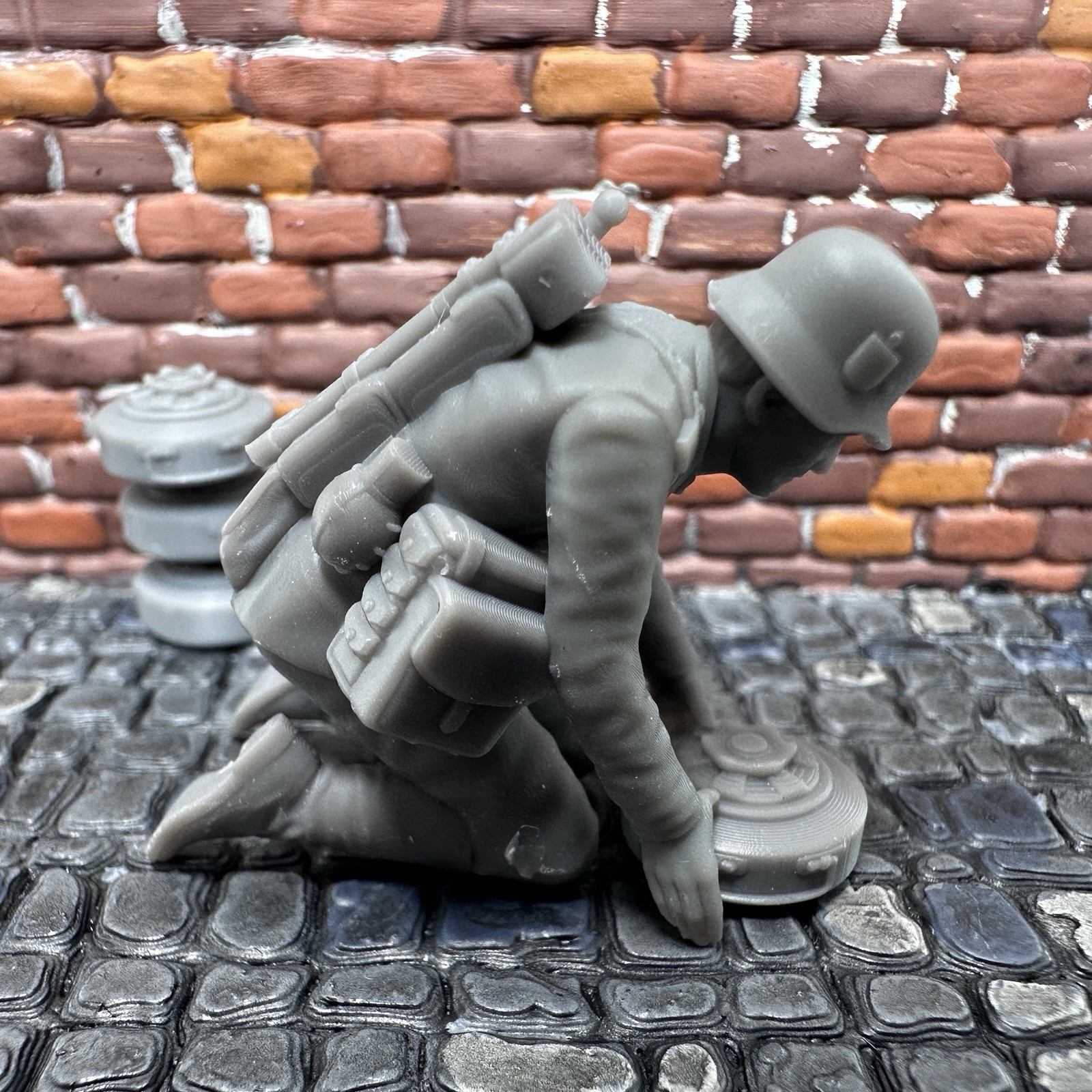 World War 2 German SAPPER Placing Mines Toy Soldier 3D Resin 1/32 WW2 Figure