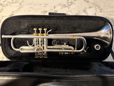 Bach B♭トランペットセット TR-200 Bach Soloist TR200 Step-Up Trumpet With Gold Trimming, Two