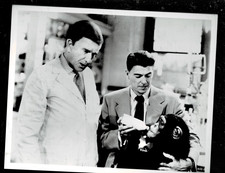 SUPER RARE!! ORIGINAL 8X10 1950s RONALD REAGAN - MAN AND CHIMP