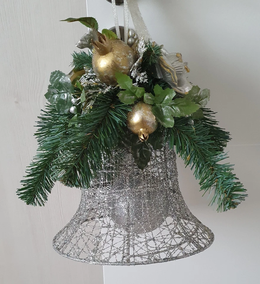 Cloche pailletée argentée en métal et décorations  branche sapin artificiel 24cm - Photo 1/4