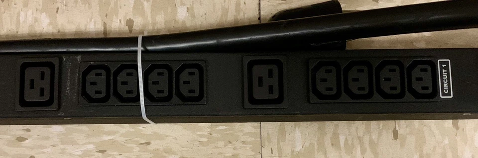 Geist XPBM303-103IN6TL21 Power Monitor 30 Port 24A 120-208VAC 3~ 50/60Hz PDU - Image 3 of 4