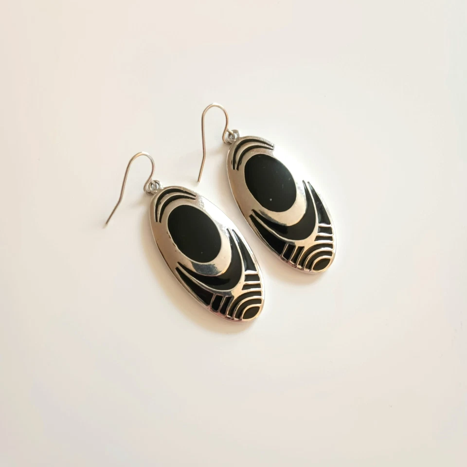 Pendientes colgantes de plata y esmalte negro ovalados gancho de pescado alargados colgantes Foto 4 de 4