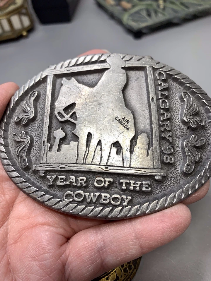 Calgary Stampede Vintage Belt Buckles 1975, &” Year Of The Cowboy “ 1998 - Imagem 4 de 4
