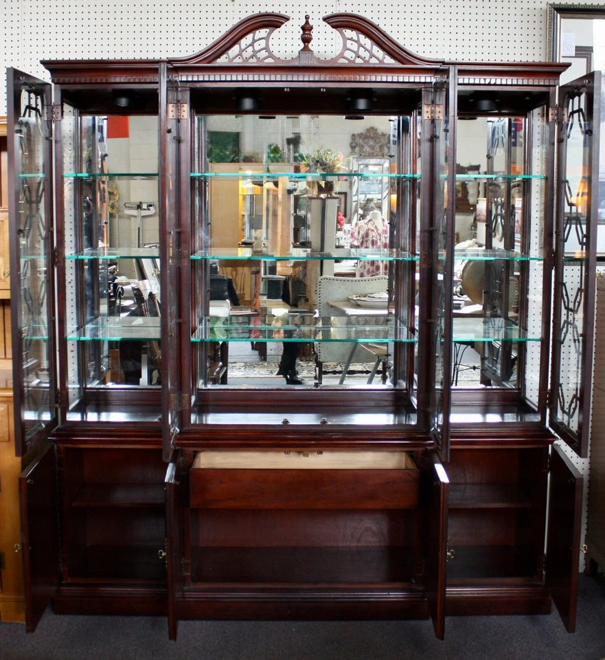 Gabinete Chippendale chino de Thomasville puertas de vidrio calado frontón perforado Foto 2 de 4