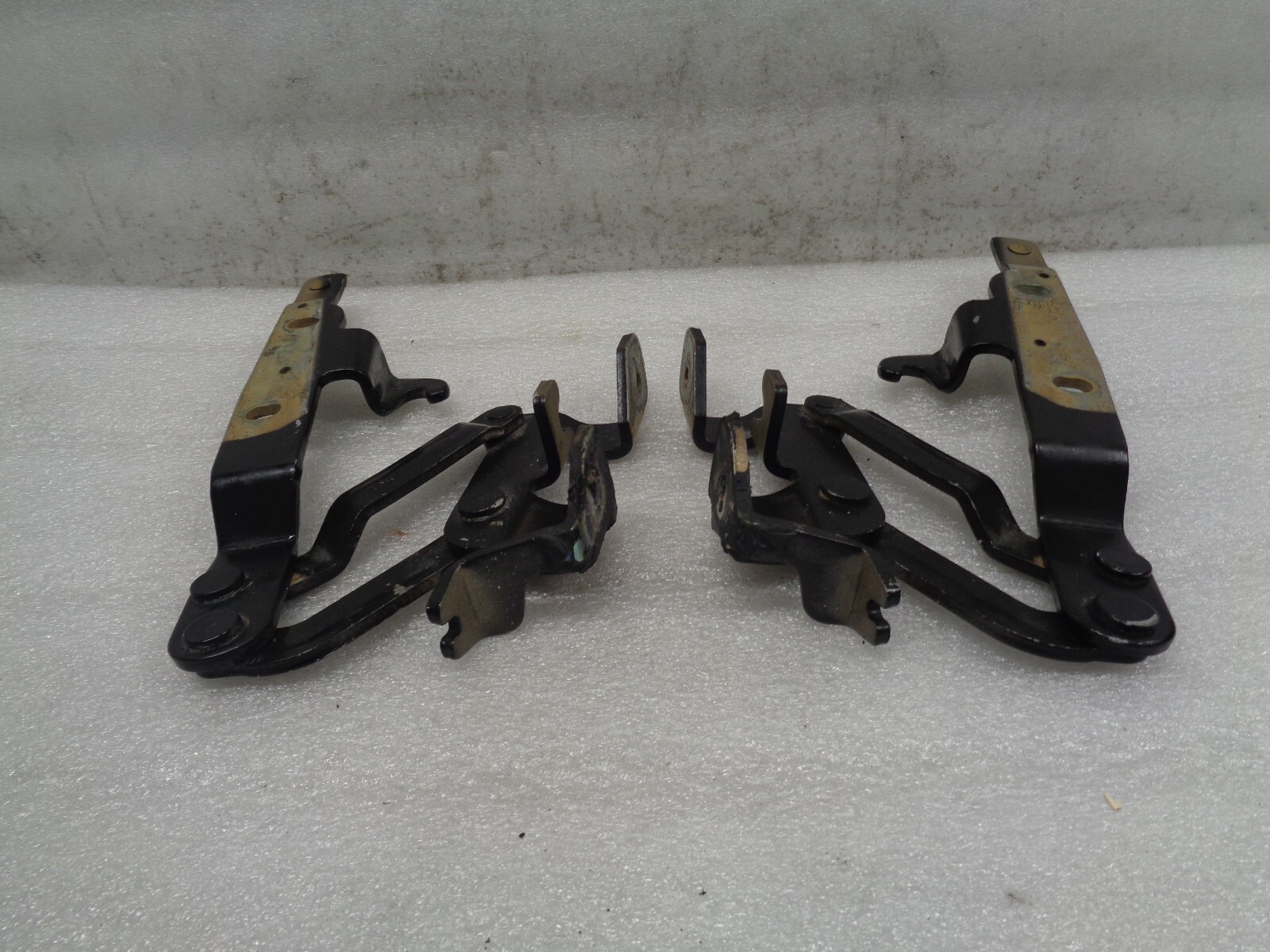 2005-2008 Maserati Quattroporte Front Left Right Hood Hinge Set OEM AK221036
