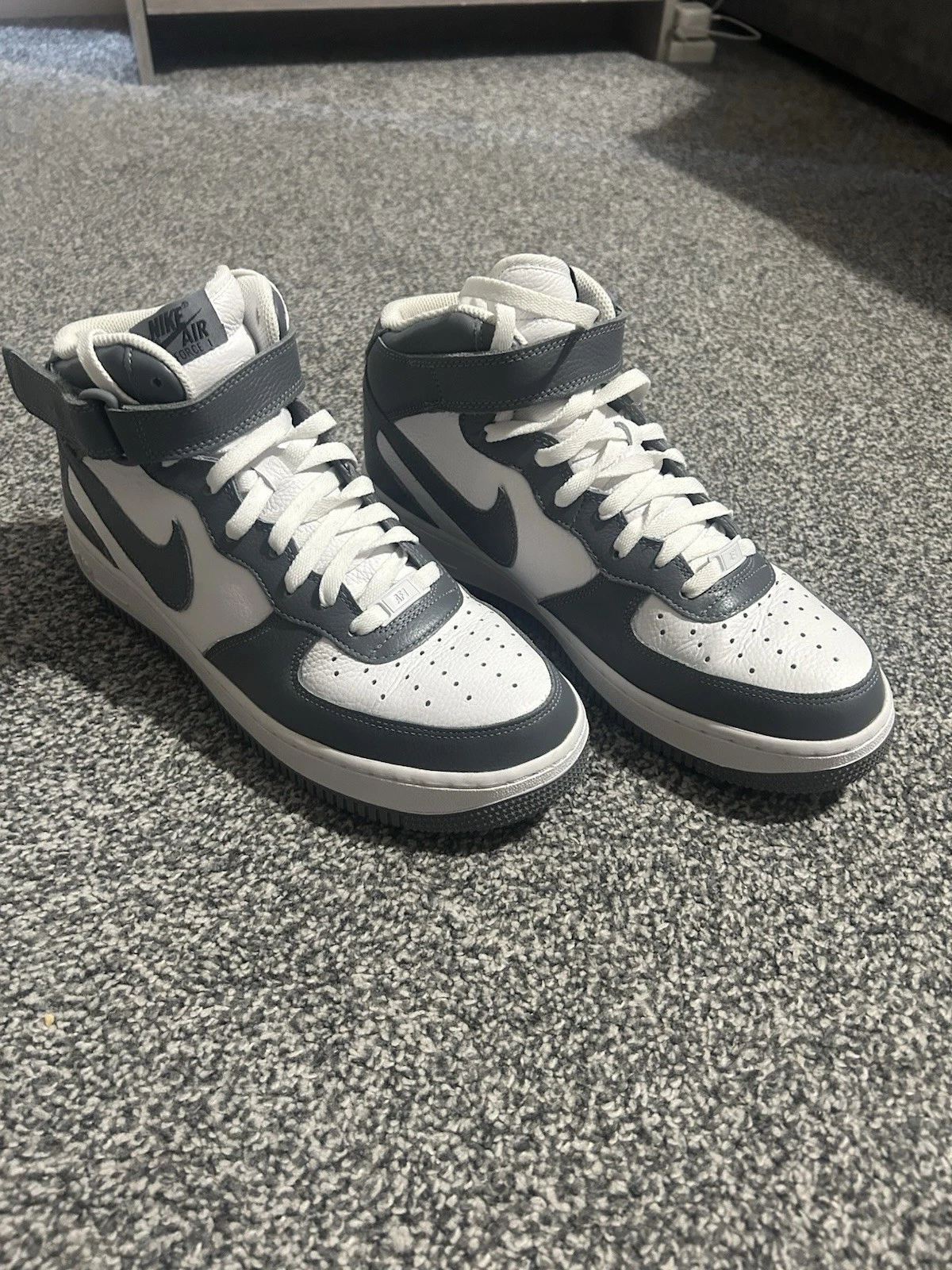 Nuovissime scarpe da ginnastica alte Nike Air Force 1 grigio bianco taglia UK 9
