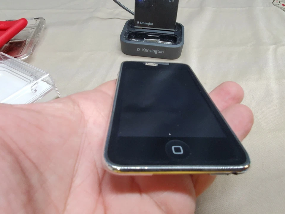 Apple iPod 第 2 代 Touch (8 GB) A1288 带 Kensington 充电器 & 迷你电池组 — 第 2/4 张图片