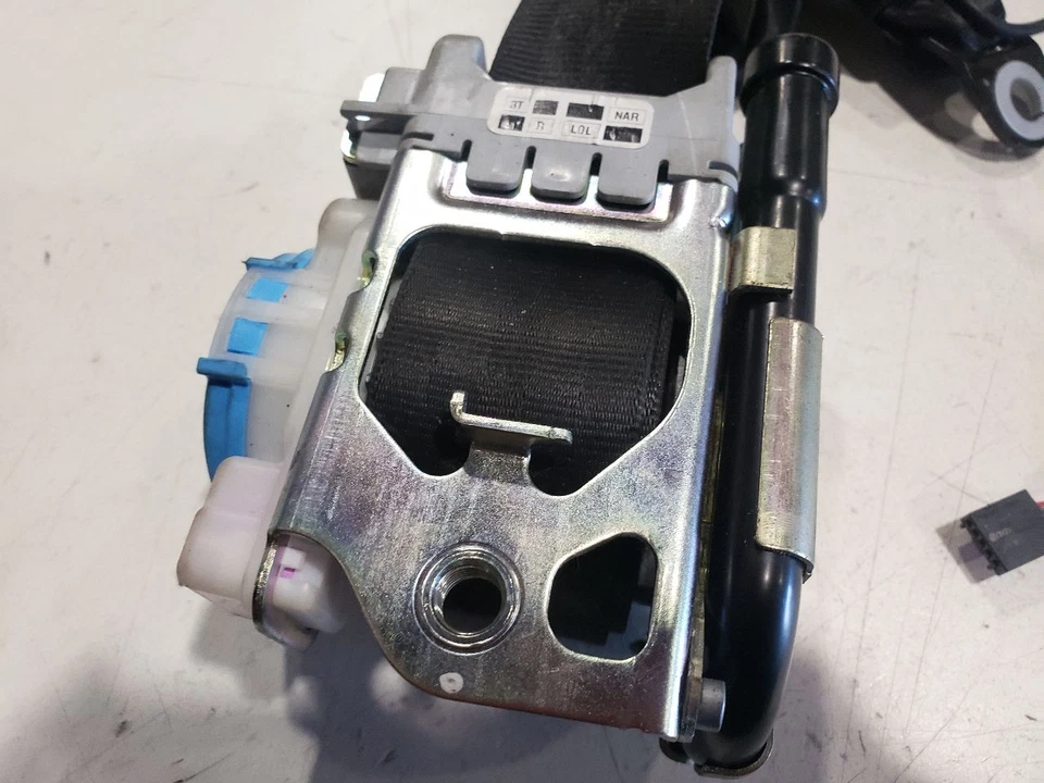 Retractor de cinturón de seguridad delantero derecho - Audi TT Quattro MK3 2016 - 16-17 OEM 7N0857737 Foto 4 de 4