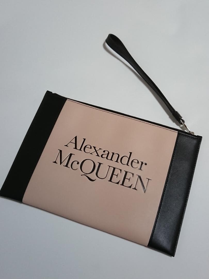 Borsa pochette Alexander McQueen, completa di tutti gli accessori.