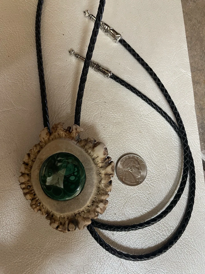 Corbata de bolo de corona de alce con hermosa incrustación de piedra de malaquita. Foto 2 de 4