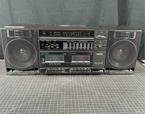 Vintage Sanyo C33 Boombox. Dual Cassette AM/FM Radio Stereo Detachable Speakers