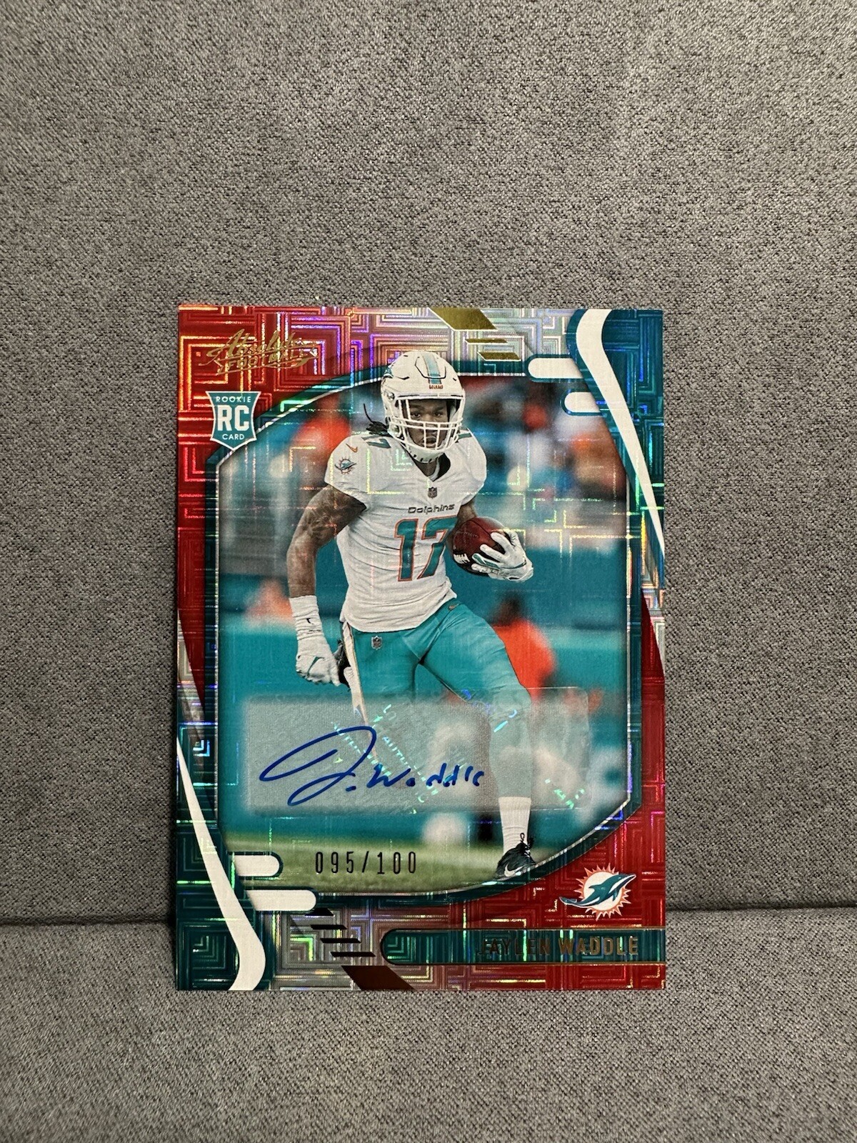 2021 Panini Absolute - Red Squares Signatures #106 Jaylen Waddle /100 (AU, RC)