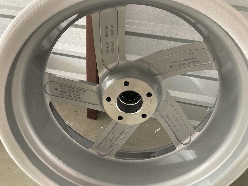 Rueda Lexani Vestavia 24x9 Personalizada Perforada Plateada Mecanizada Cara con Labio Inoxidable Foto 4 de 4