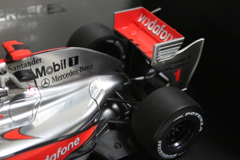 Minichamps 1/18 Vodafone Mclaren Mercedes MP4-24 2009 Lewis Hamilton caja limitada Foto 4 de 4