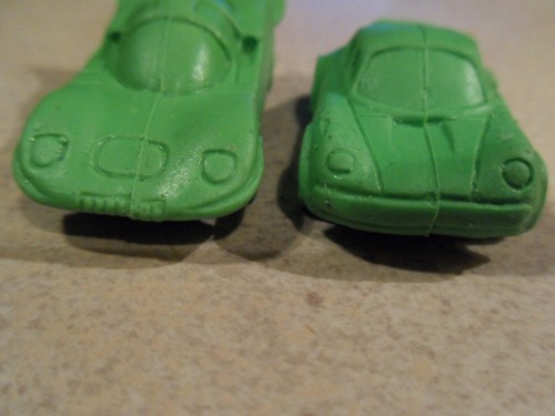 2 RARE 2" VINTAGE SOLID SOFT RUBBER TOY CAR FERRARI & PORSCHE - 第 5/9 張圖片