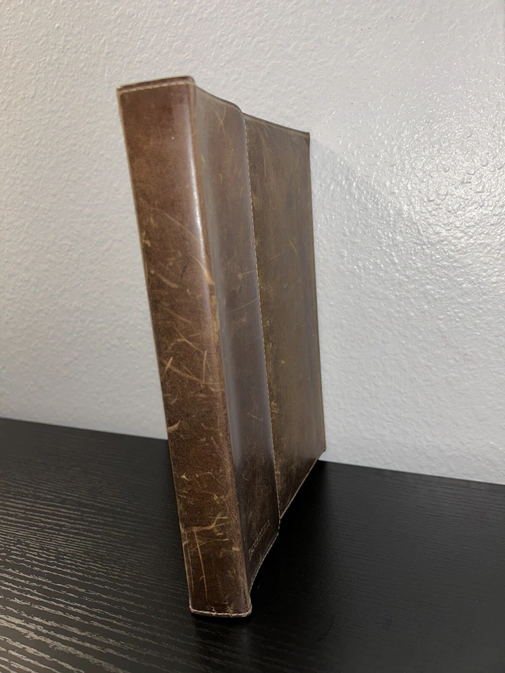 Funda de cuero marrón Brookstone para iPad Foto 3 de 4