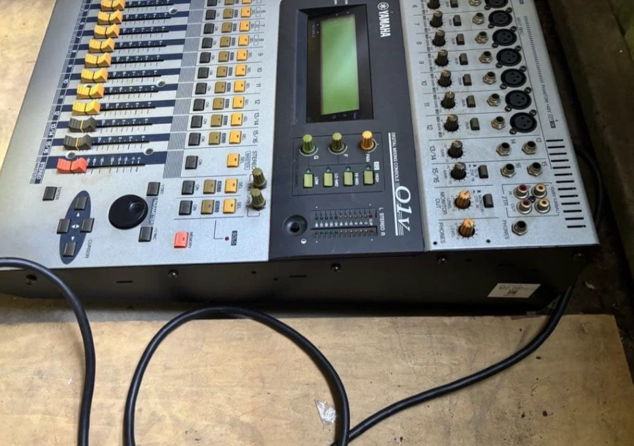 YAMAHA O1V DIGITAL MIXING CONSOLE 16CH 24IN/14OUT with MY8-AT AC100V 50/60Hz 55W - Image 4 of 4