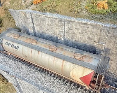 HO Scale InterMoutian 4-bay Covered Hopper Canadian Pacific NIB Weathered