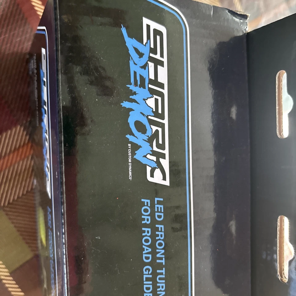 Señales de giro delanteras LED Shark Demon para Road Glide Special FLTRXS FLTRX 2015-2023 Foto 2 de 4