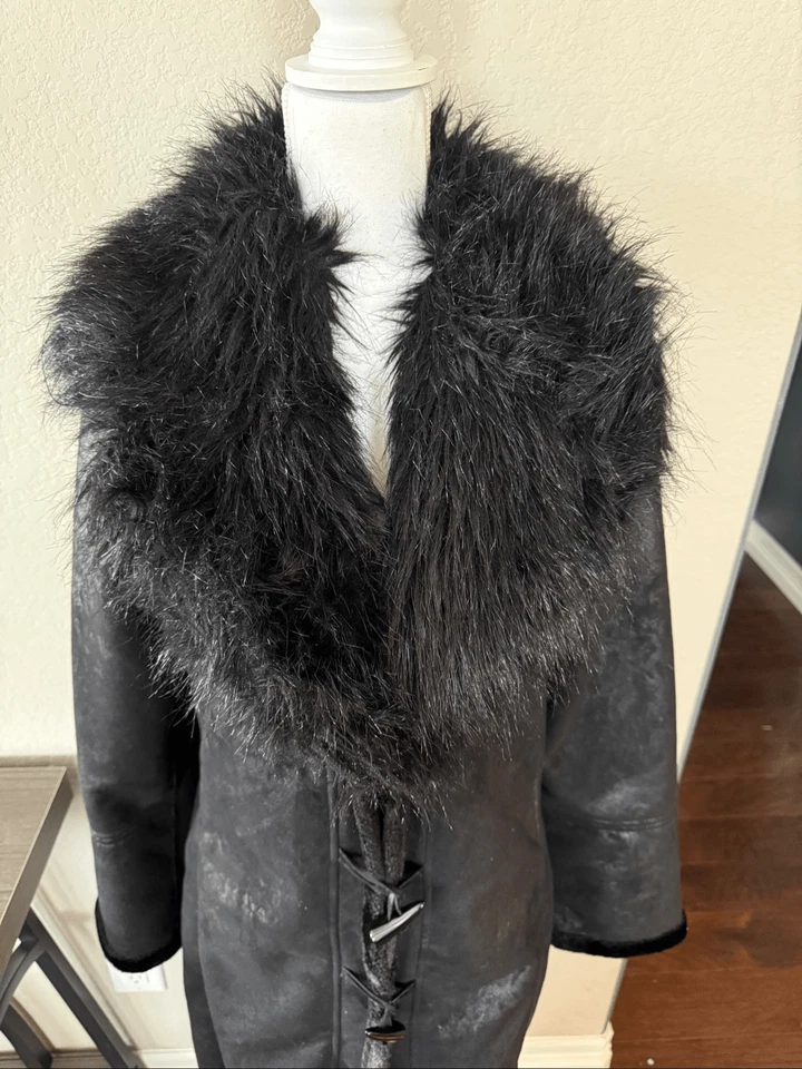 Abrigo largo negro con ribete de piel de oveja sintética Skea Vail 10 Foto 3 de 4