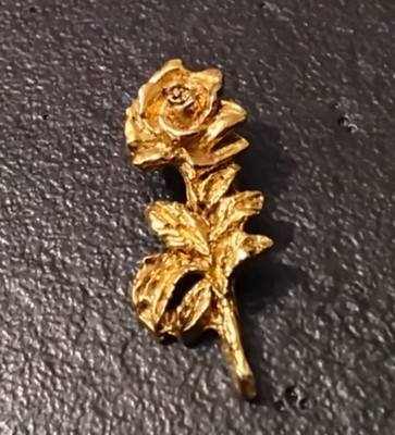 Pin s Rose Embossed Jewel Gold Fine Worn on Jacket Lapel (1265)
