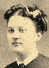 WOMAN WITH TIGHTLY CURLED HAIR. MOODY BACKGROUND. CDV, ALLIANCE, OHIO.
