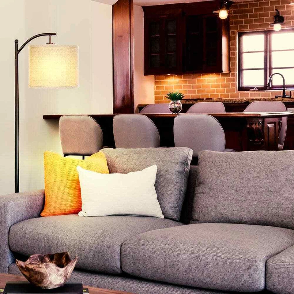 Montaje Brightech 62 in. Lámpara de pie clásica negra moderna de 1 luz LED eficiente Foto 3 de 4