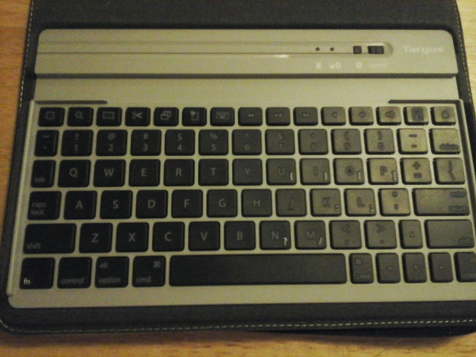 Contenido de la funda del teclado Targus teclado y funda Versace, cable de carga mini USB.  Foto 4 de 4