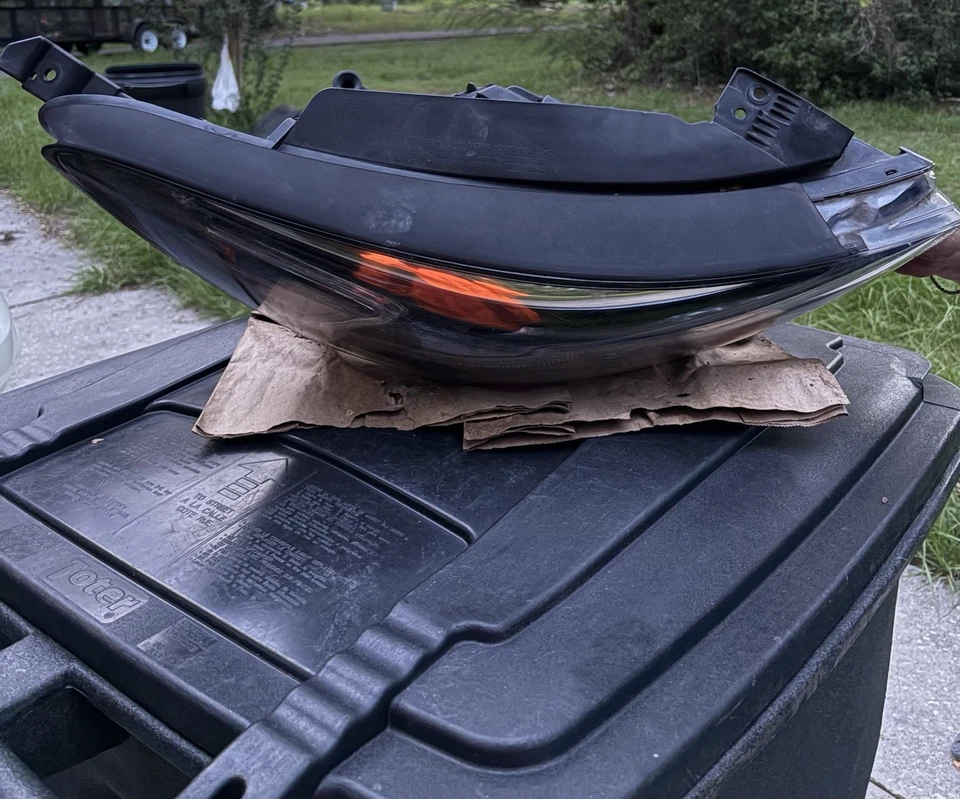 Faros halógenos derecho e izquierdo Kia Condenza 2017-2019 en muy buen estado Foto 4 de 4