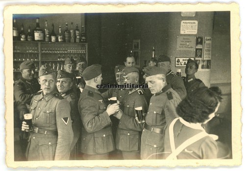 Orig. Foto Soldaten mit franz. Frau Schild in Café EVREUX Eure Frankreich 1940