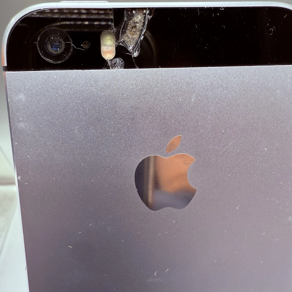 Apple iPhone SE 32GB Grigio Siderale BLOCCATO per parti usato Originale 1a gen - Immagine 3 di 4