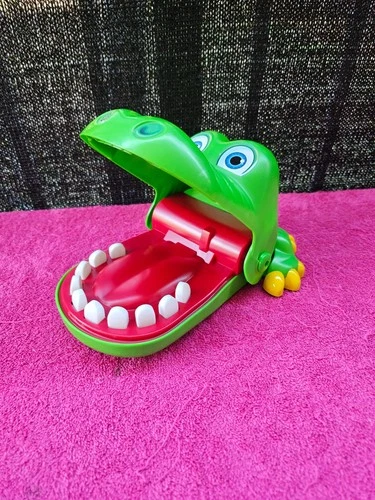 Crocodile Dentist Family Game Hasbro / Milton Bradley Vintage 2002 - Green