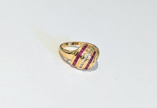 14K YELLOW GOLD RING WITH .85PTS OF BAGUETTE RUBIES & .20PTS OF ROUND DIAMONDS - Picture 2 of 6