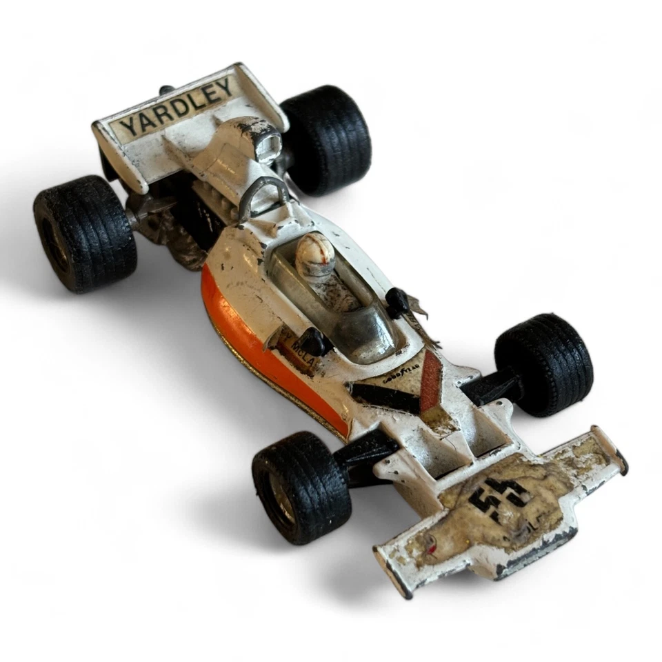 Coche de carreras fundido a presión Corgi Whizzwheels Yardley McLaren-Ford M19A F1 de colección Foto 4 de 4