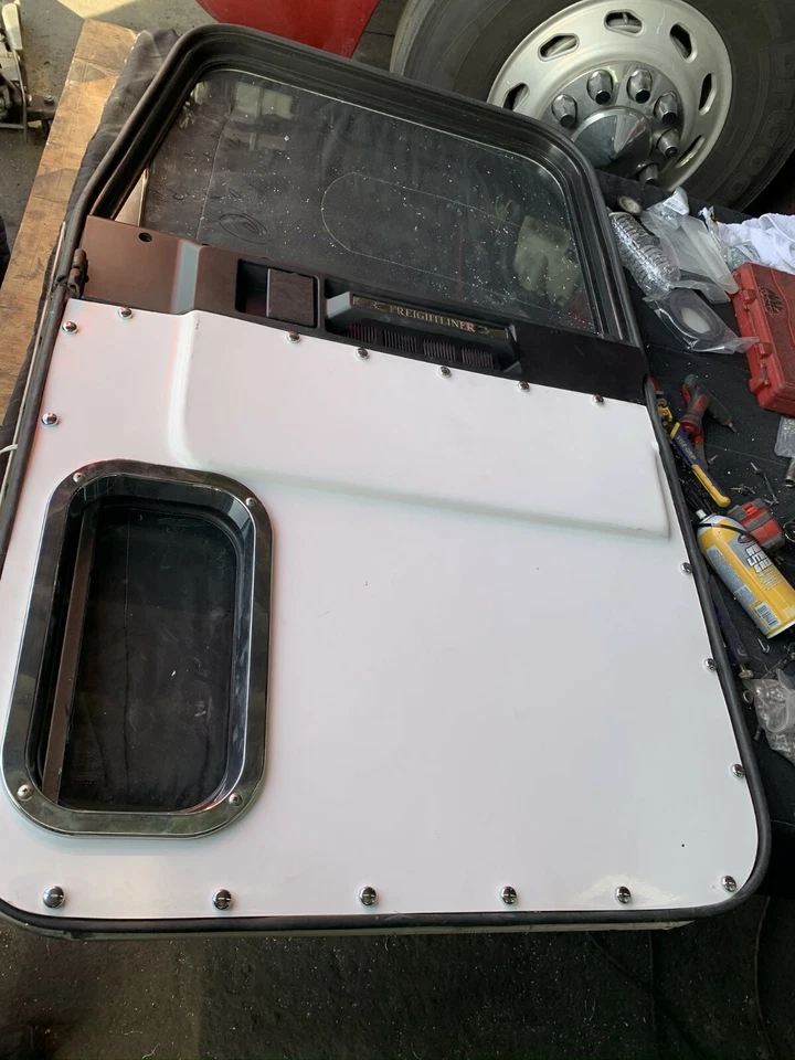 Freightliner Classic / Freightliner FLD 120. Полное оконное стекло/дверное стекло - Изображение 3 из 3