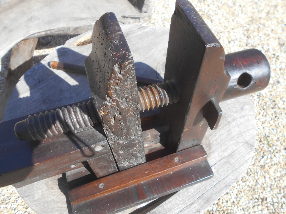 Ancien  Etau en Bois  ! - Photo 3/4